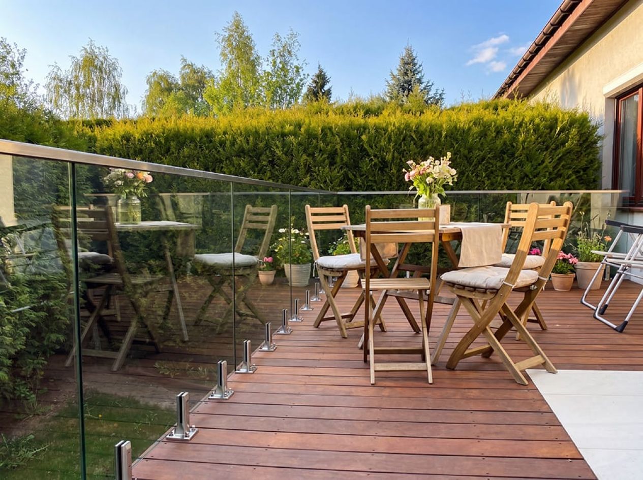 Balustrada aluminiowa na taras i balkon – zalety, wady i cena