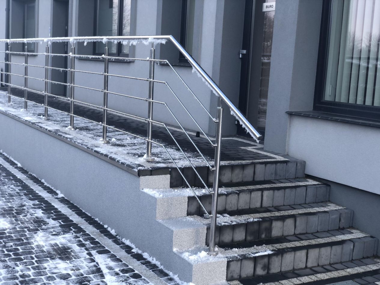 Jaka poręcz na schody zewnętrzne sprawdzi się zimą? Materiały, mocowanie i bezpieczeństwo