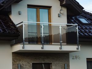 Słupki do balustrad - rodzaje, materiały i zastosowanie