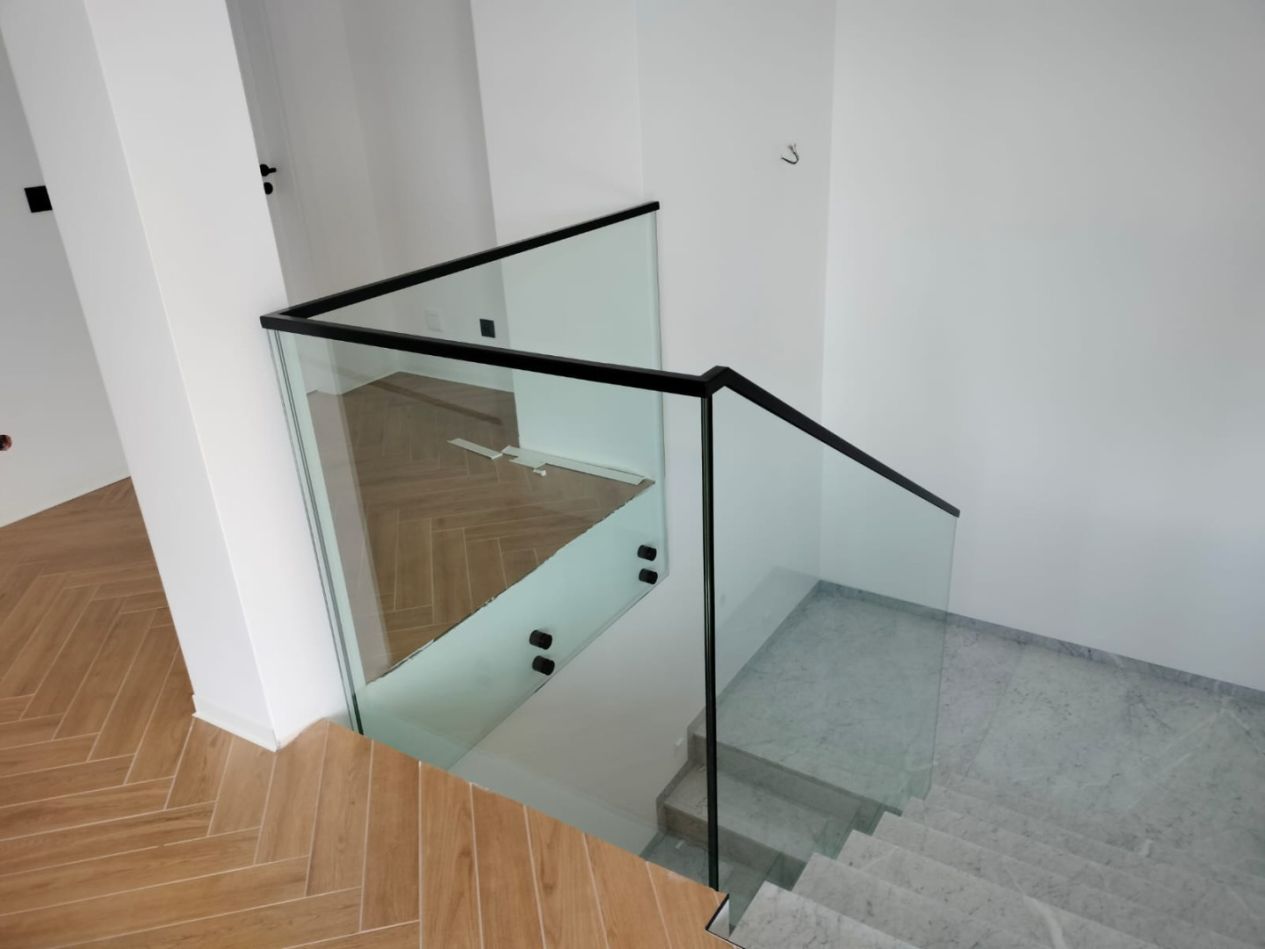 Jak czyścić szklane balustrady? Czyszczenie balustrad szklanych