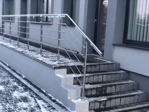 Jaka poręcz na schody zewnętrzne sprawdzi się zimą? Materiały, mocowanie i bezpieczeństwo