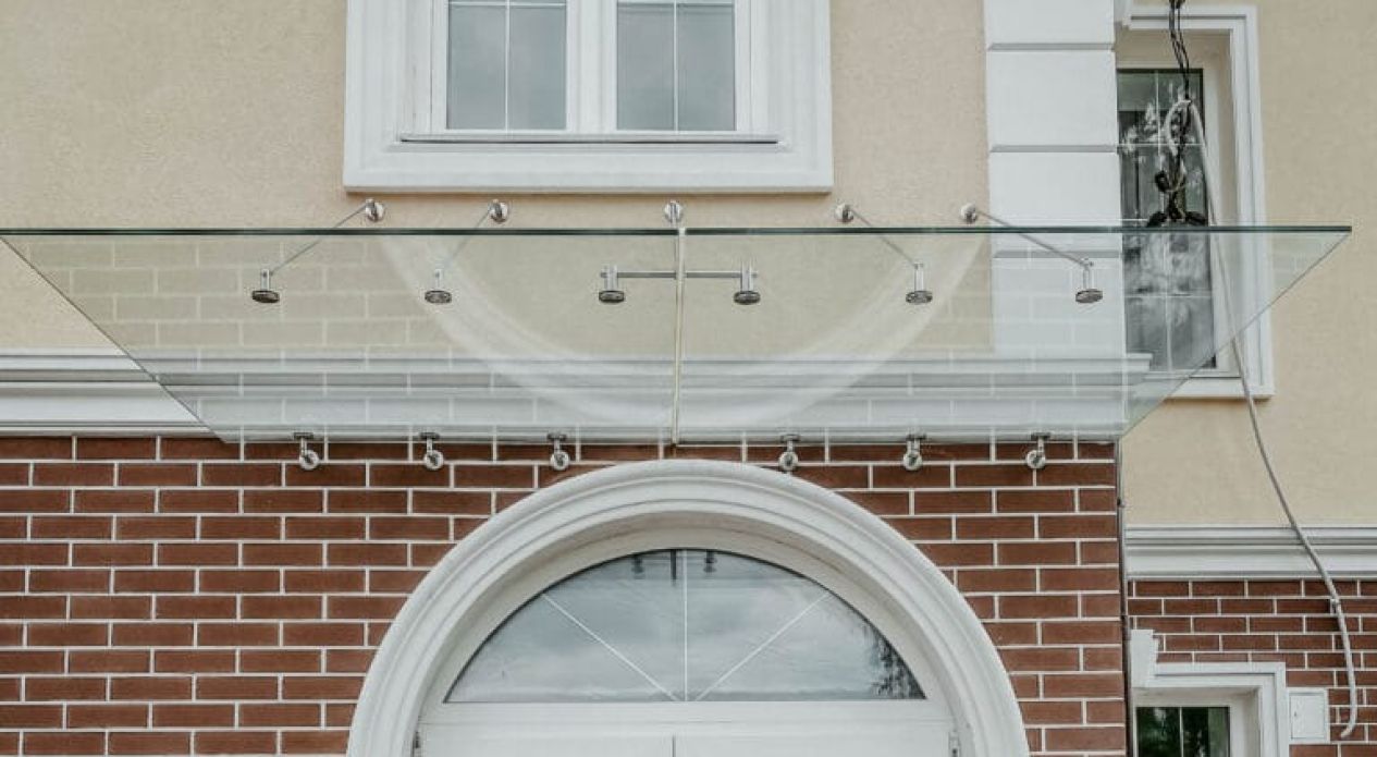 Montaż daszku szklanego krok po kroku — poradnik dla instalatora i DIY
