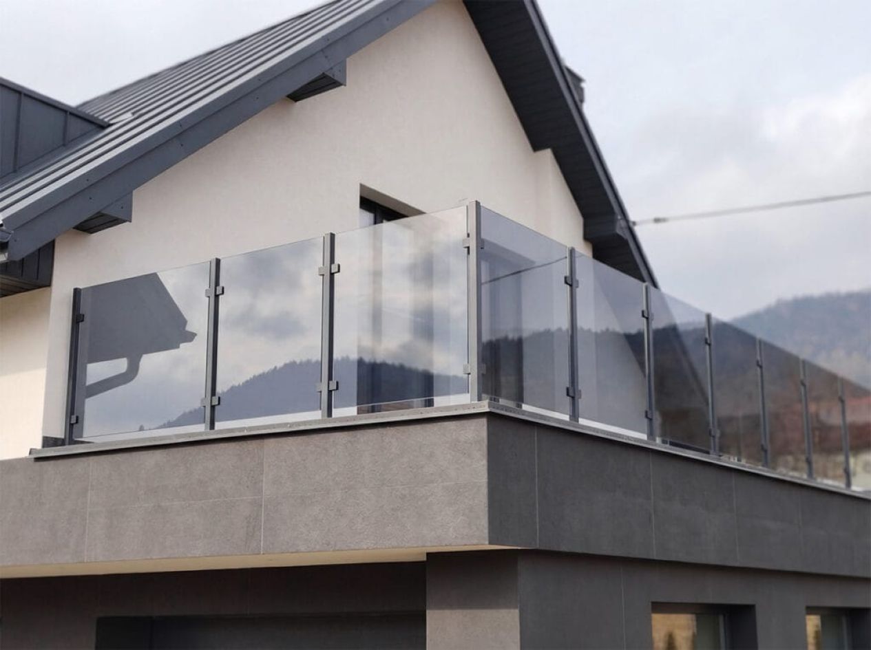 Balustrada szklana na taras i balkon – rodzaje szkła, mocowania, cena