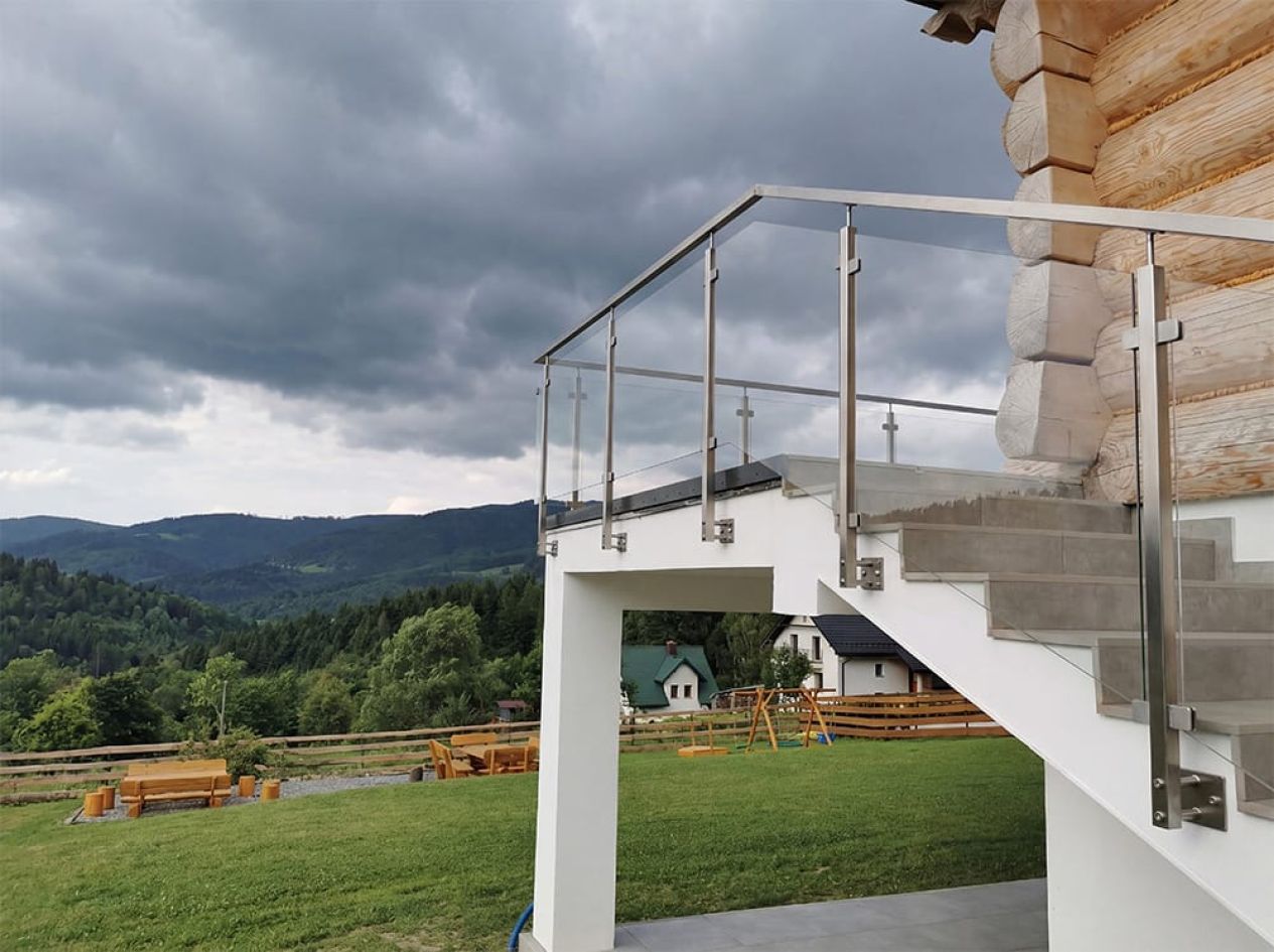 Ile kosztuje balustrada balkonowa? Cennik i wymiana starej balustrady krok po kroku