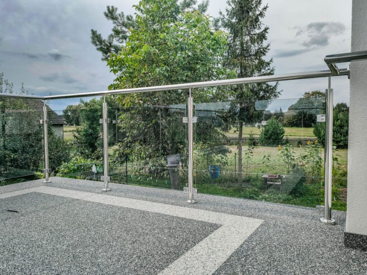 Balustrada na taras – rodzaje, ceny i montaż | Poradnik 2026