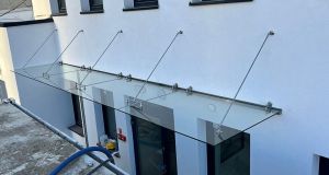 Daszek szklany nad tarasem — jak zaprojektować i jakie szkło wybrać? | Fabryka Balustrad