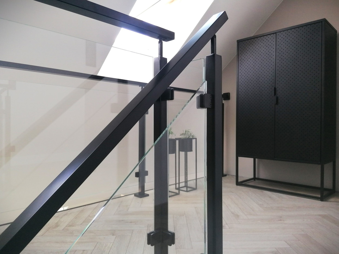 balustrada schodowa szklana na słupkach z poręczą loft szkło bezbarwne