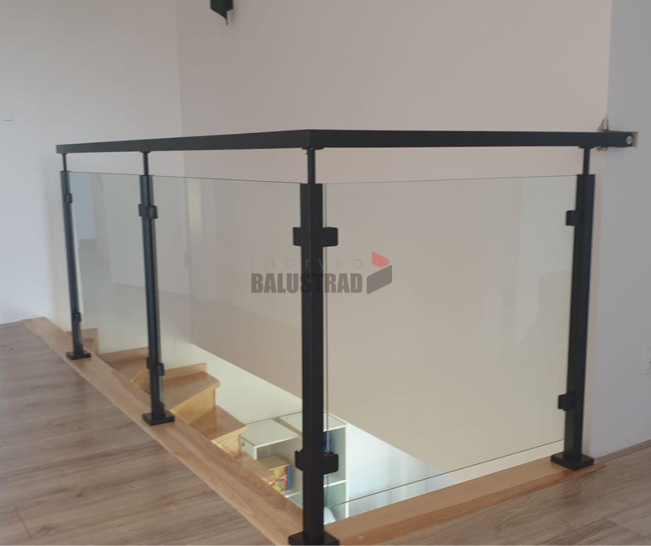 balustrada schodowa szklana na słupkach z poręczą czarny ral 9005 loft szkło bezbarwne