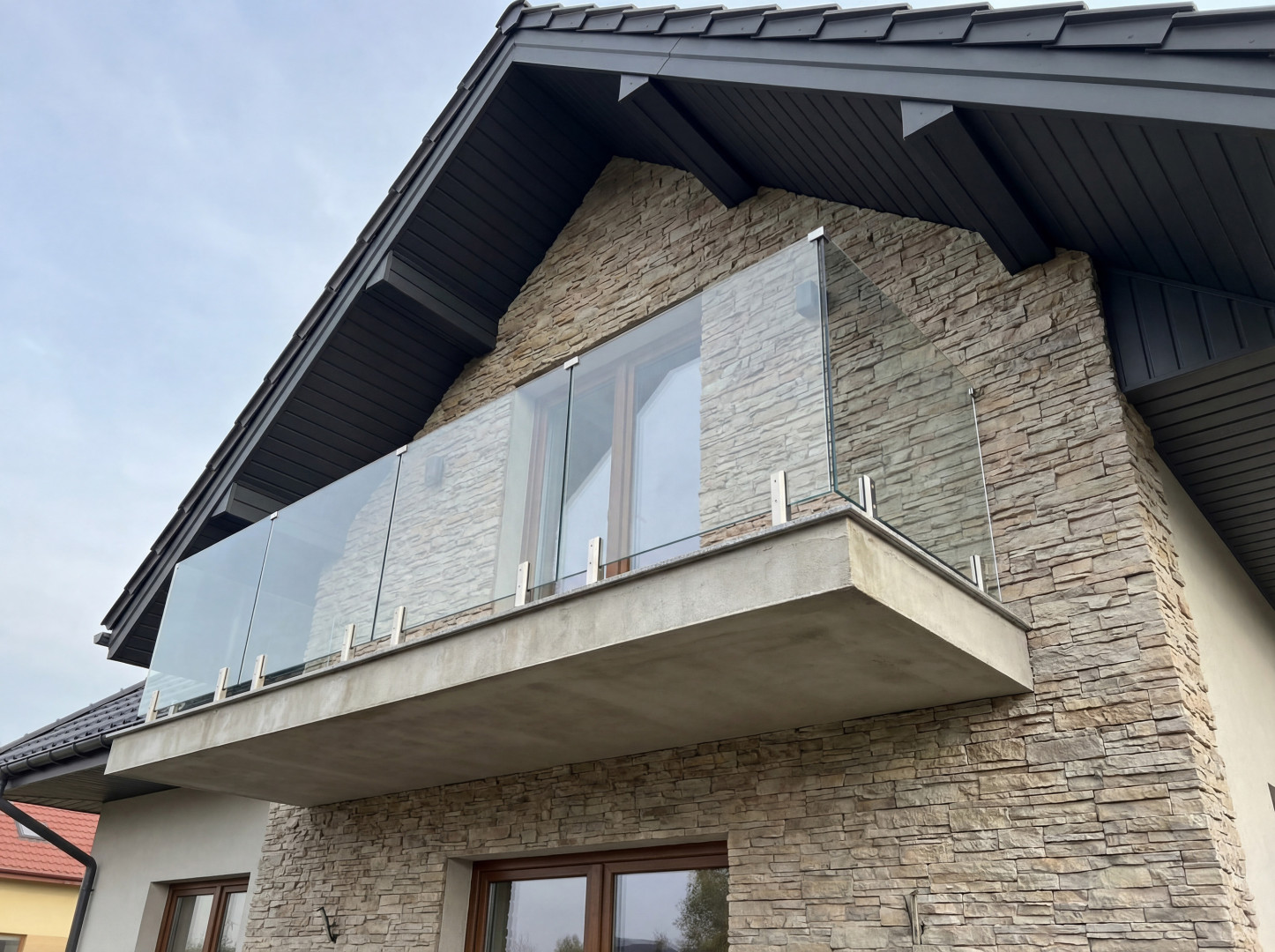 balustarda całoszklana na spigotach kwadratowych szkłó bezbarwne balustarda całoszklana na spigotach kwadratowych szkłó bezbarwne