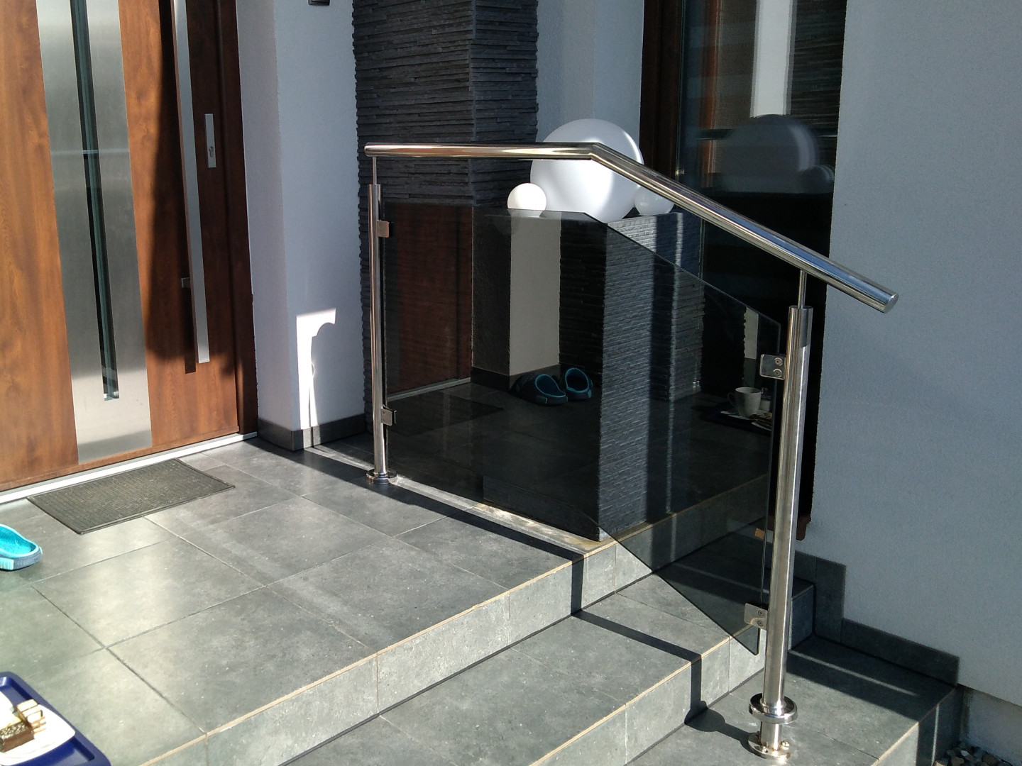 balustrada schodowa szklana na słupkach z poręczą szkło grafitowe