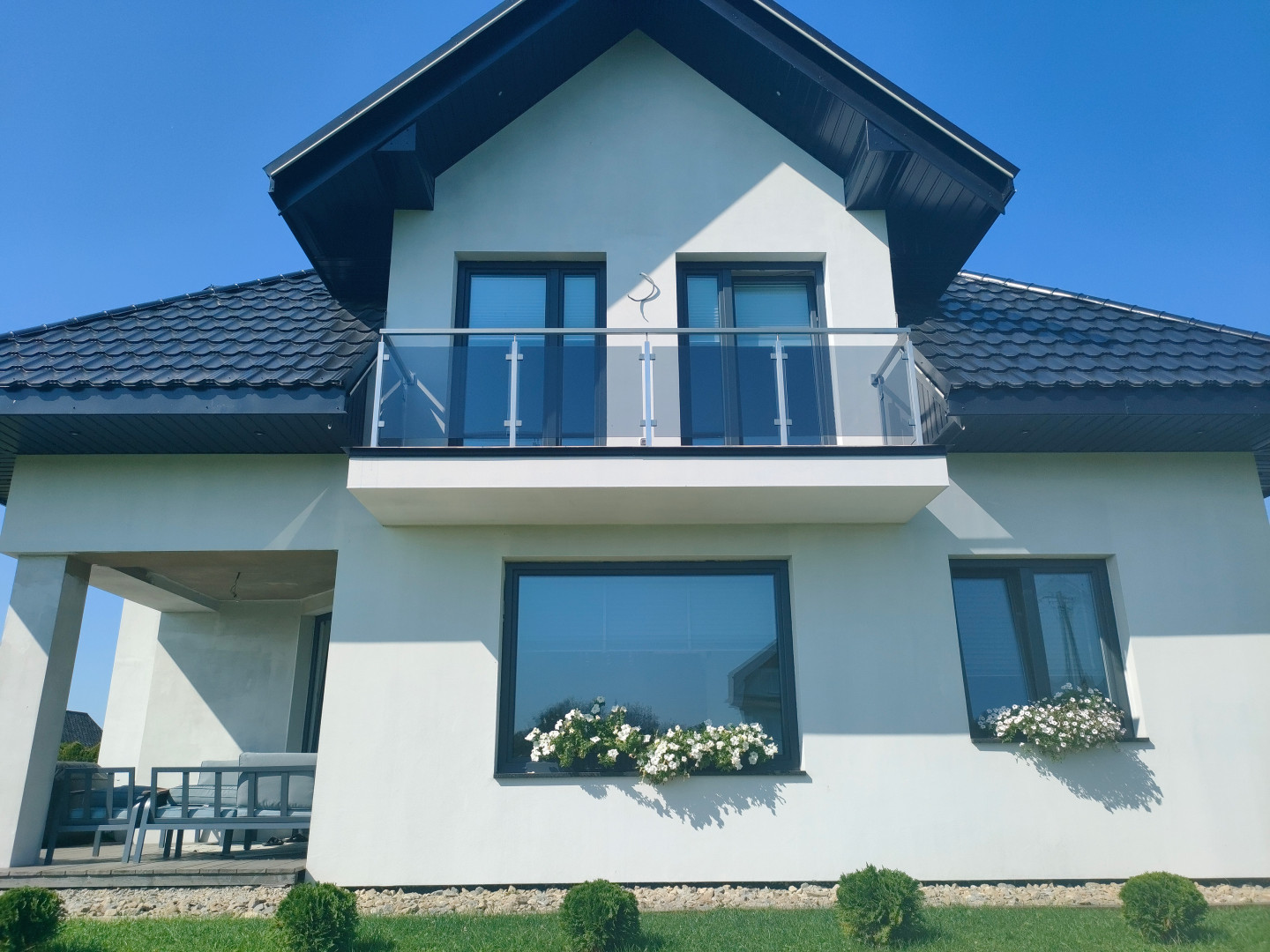 balustrada szklana balkonowa na słupkach 40x40 z poręczą szkło grafitowe 