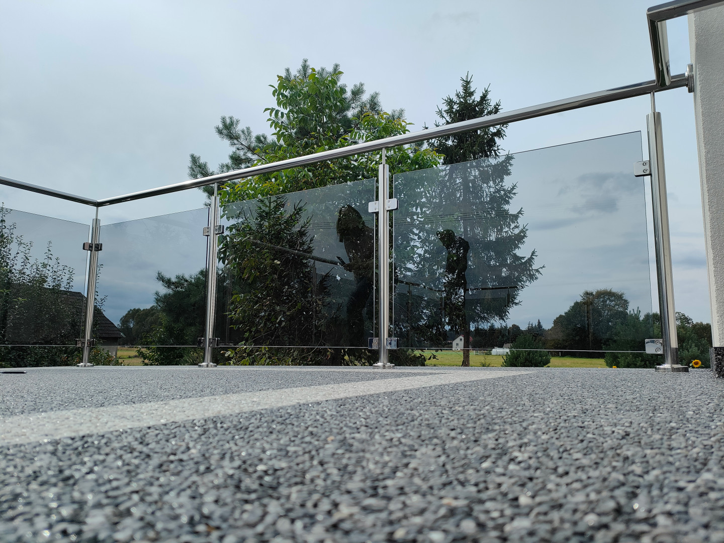 balustrada szklana na słupkach z poręczą polerowana szkło bezbarwne