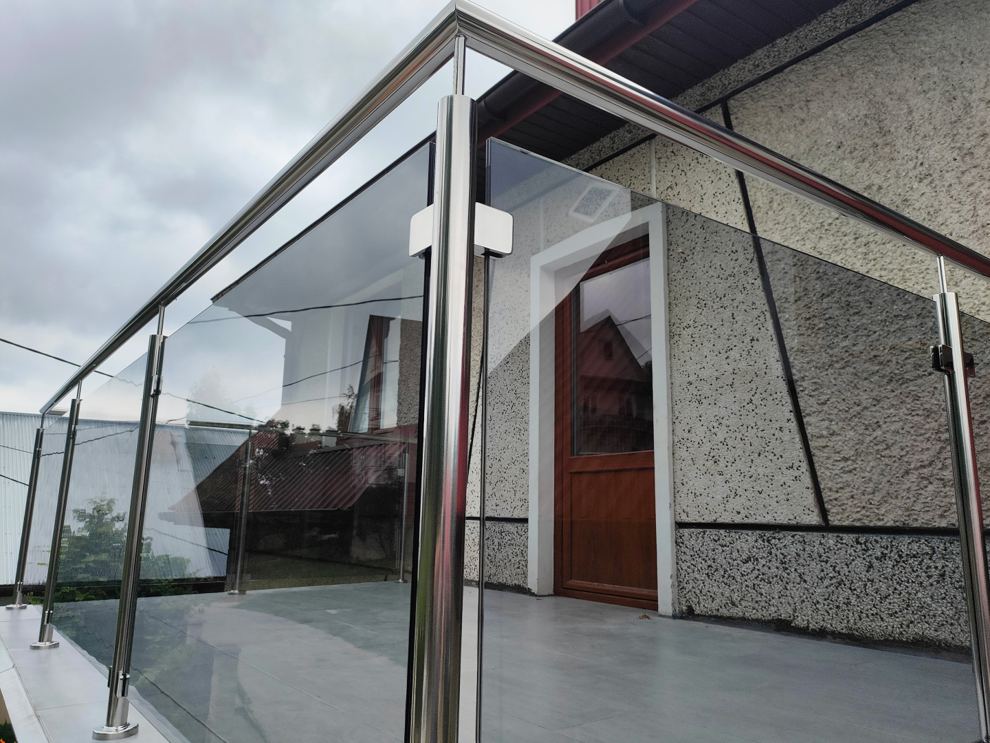 balustrada szklana balkonowa na słupkach z poręczą polerowana szkło bezbarwne