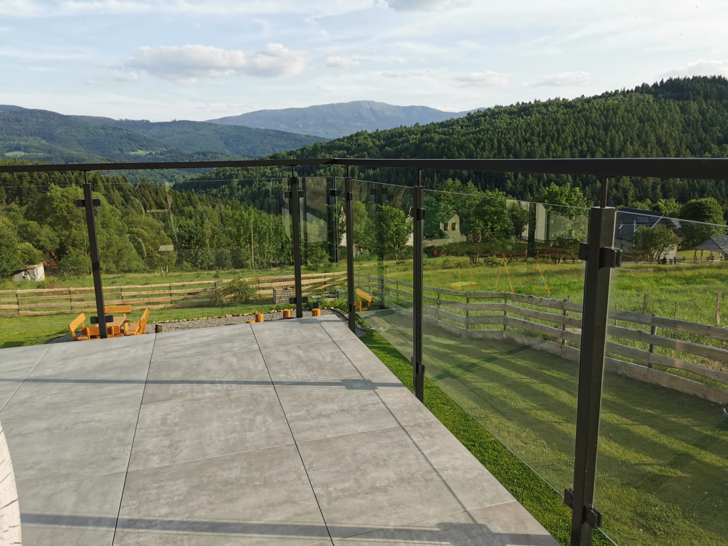 balustrada szklana balkonowa na słupkach z poręczą czarny loft montaż boczny