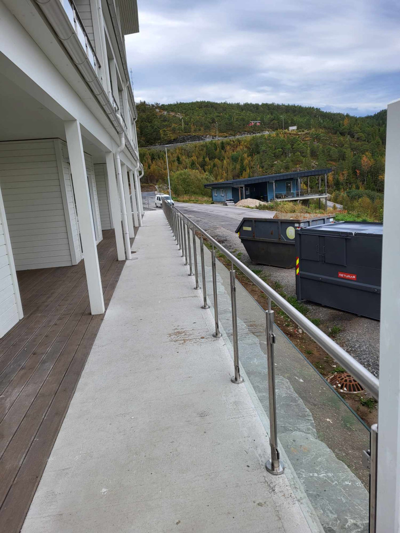 balustrada szklana tarasowa na słupkach z poręczą szkło bezbarwne