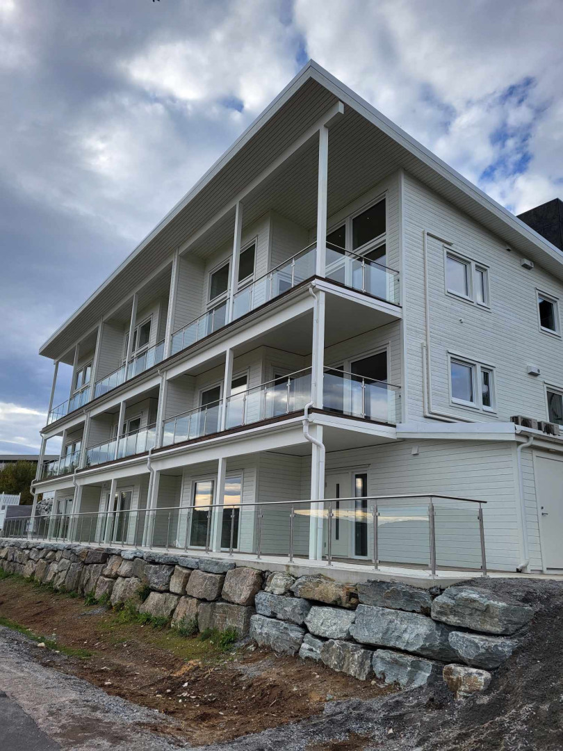 balustrada szklana tarasowa na słupkach z poręczą szkło bezbarwne