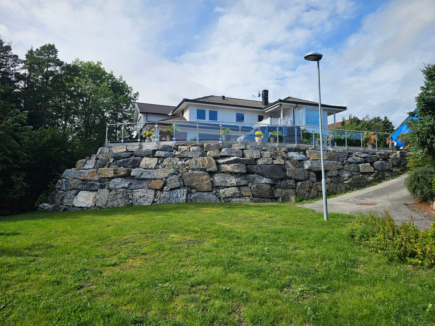 balustrada szklana balkonowa na słupkach z poręczą montaż boczny