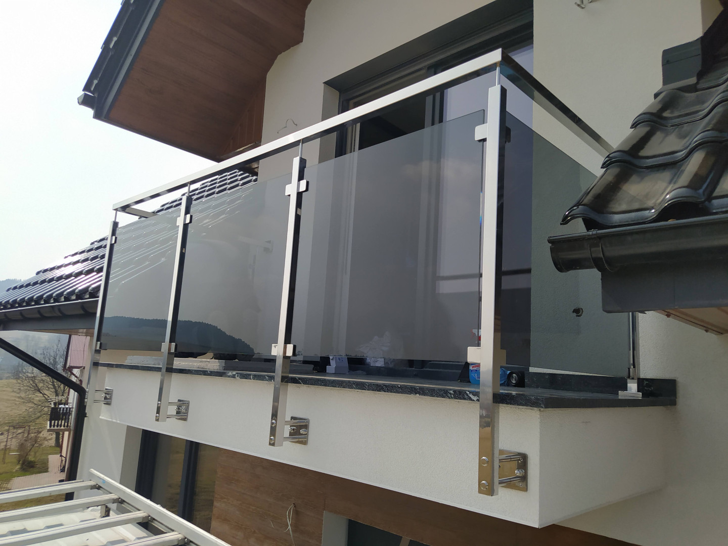 balustrada szklana na słupkach z poręczą montaż boczny