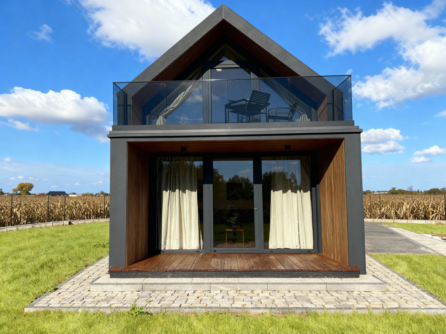 balustarda szklana na listwie aluminiowej - realizacja na domie typu stodoła