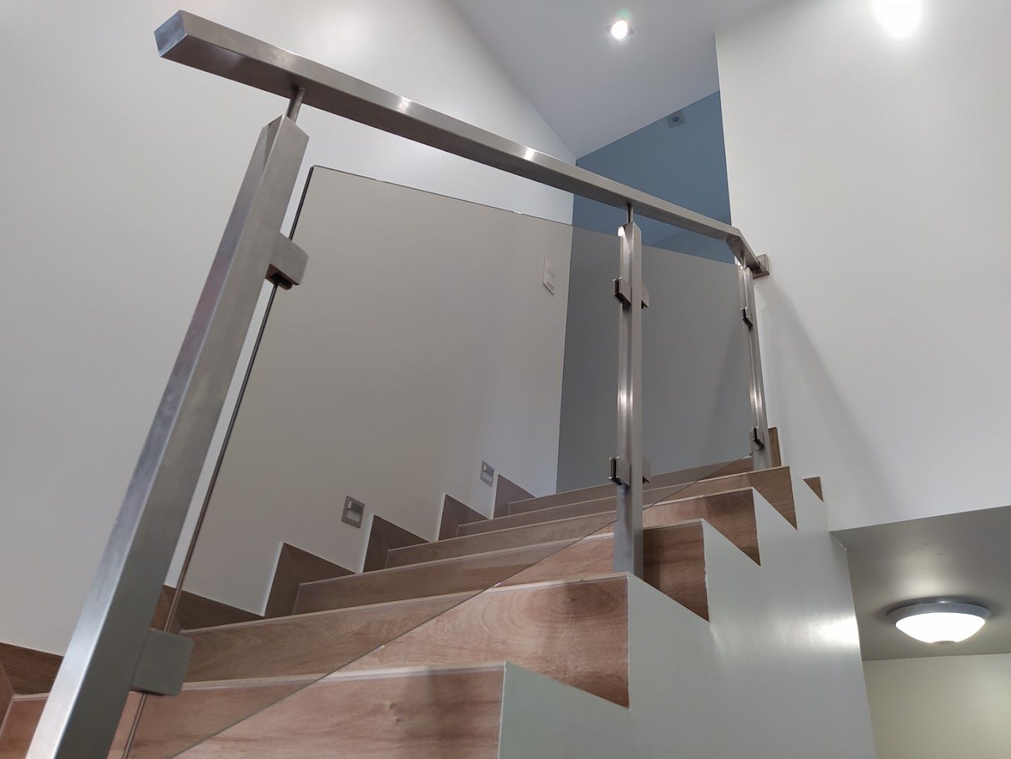 balustarda szklana schodowa na słupkach z poręcza szkło bezbarwne