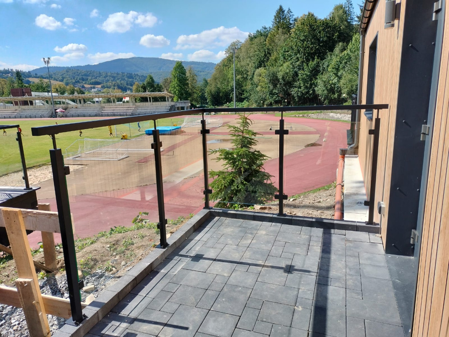 balustrada szklana balkonowa na słupkach z poręczą czarny ral 9005 loft szkło bezbarwne