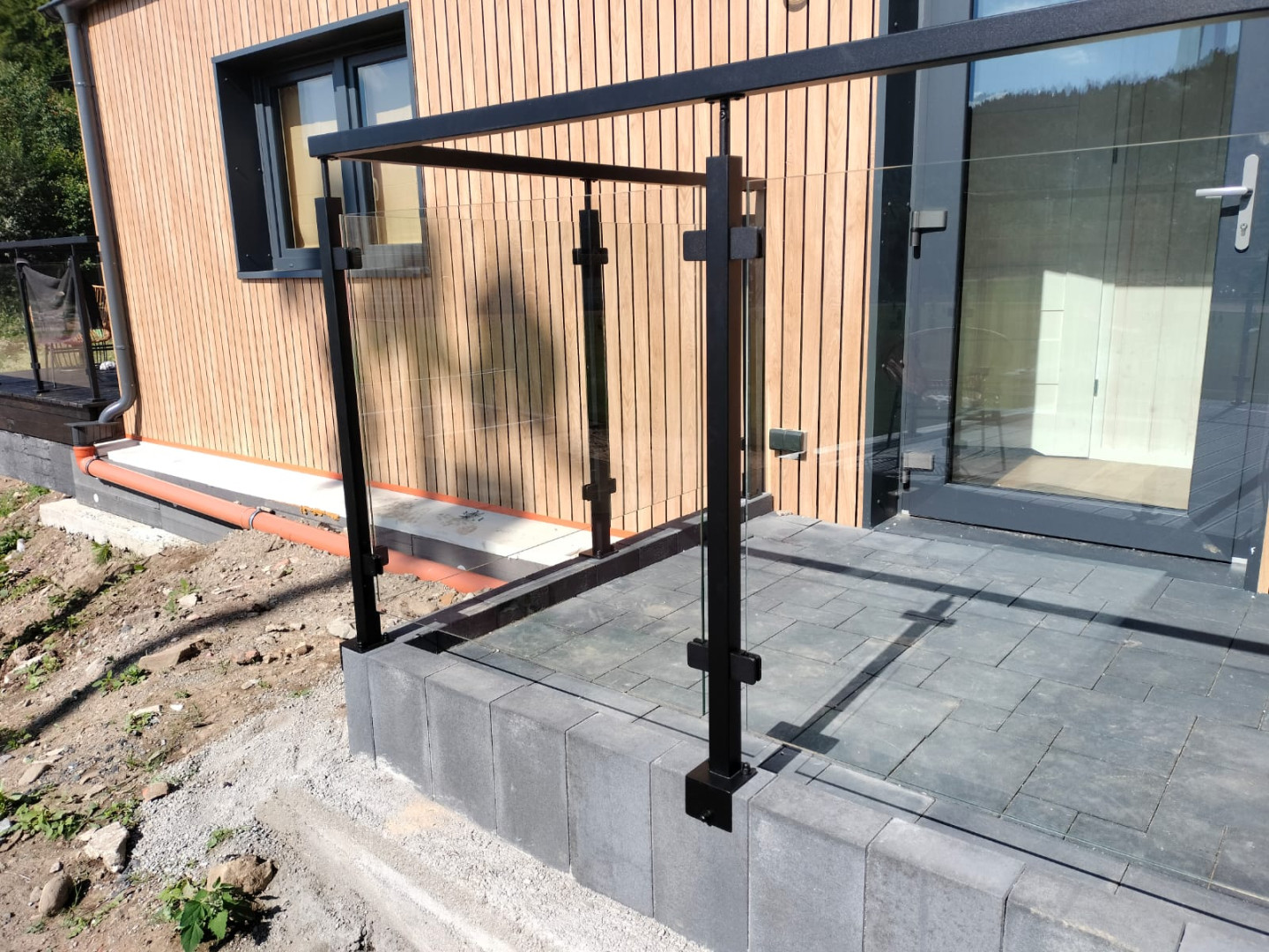 balustrada szklana balkonowa na słupkach z poręczą czarny ral 9005 loft szkło bezbarwne