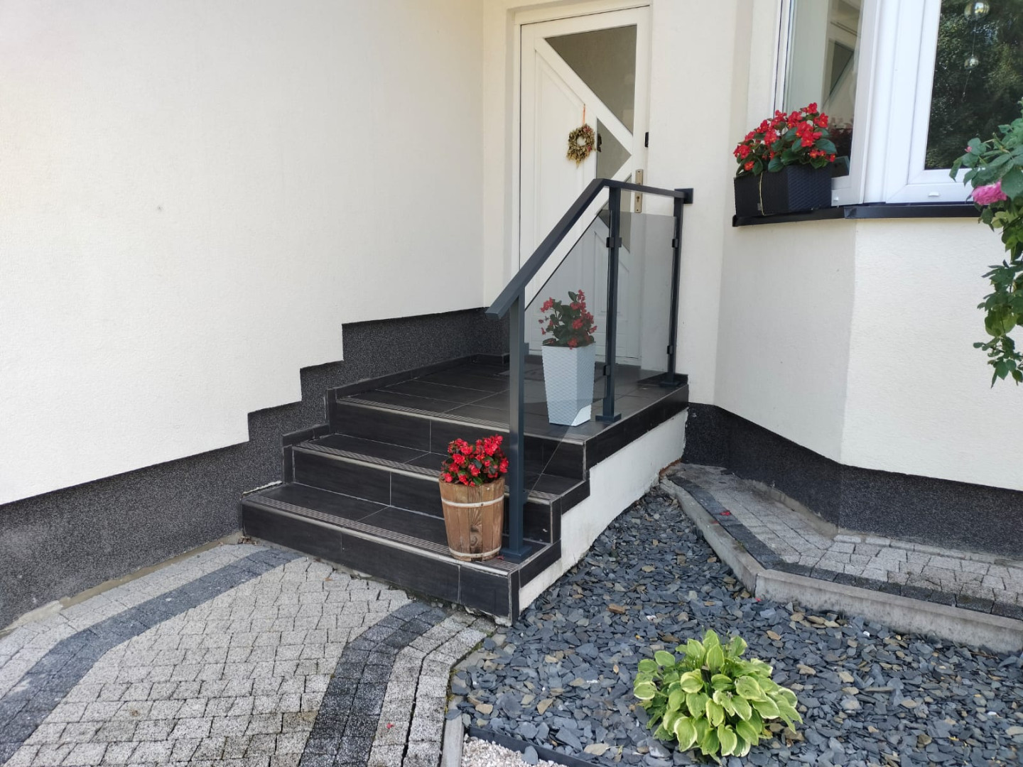 balustrada szklana schodowa na słupkach z poręczą loft szkło grafitowe