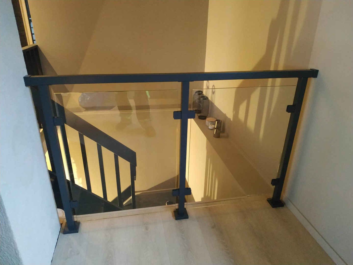 balustrada szklana antresola na schodach czarna w stylu loft