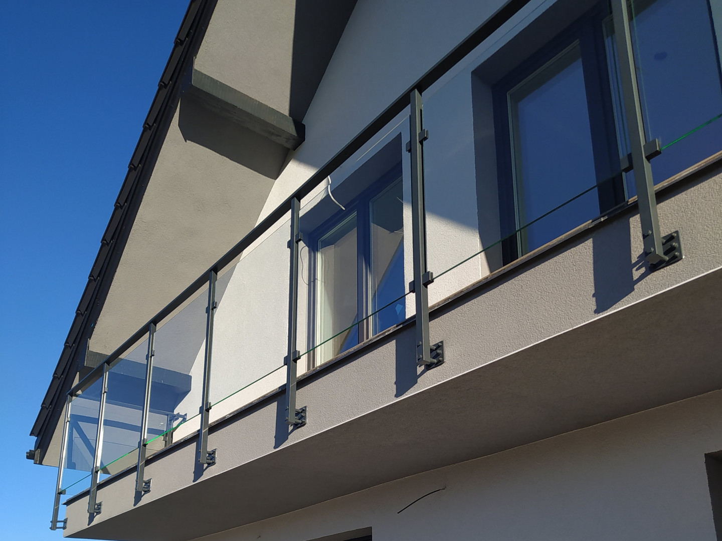 balustrada szklana balkonowa na słupkach z poręczą antracyt szkło grafitowe