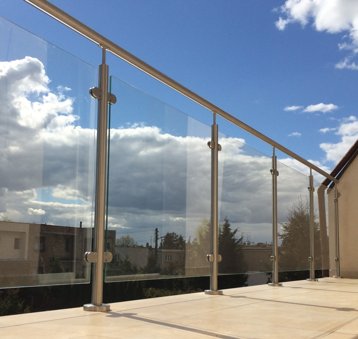 balustrada szklana balkonowa na słupkach z poręczą szkło bezbarwne