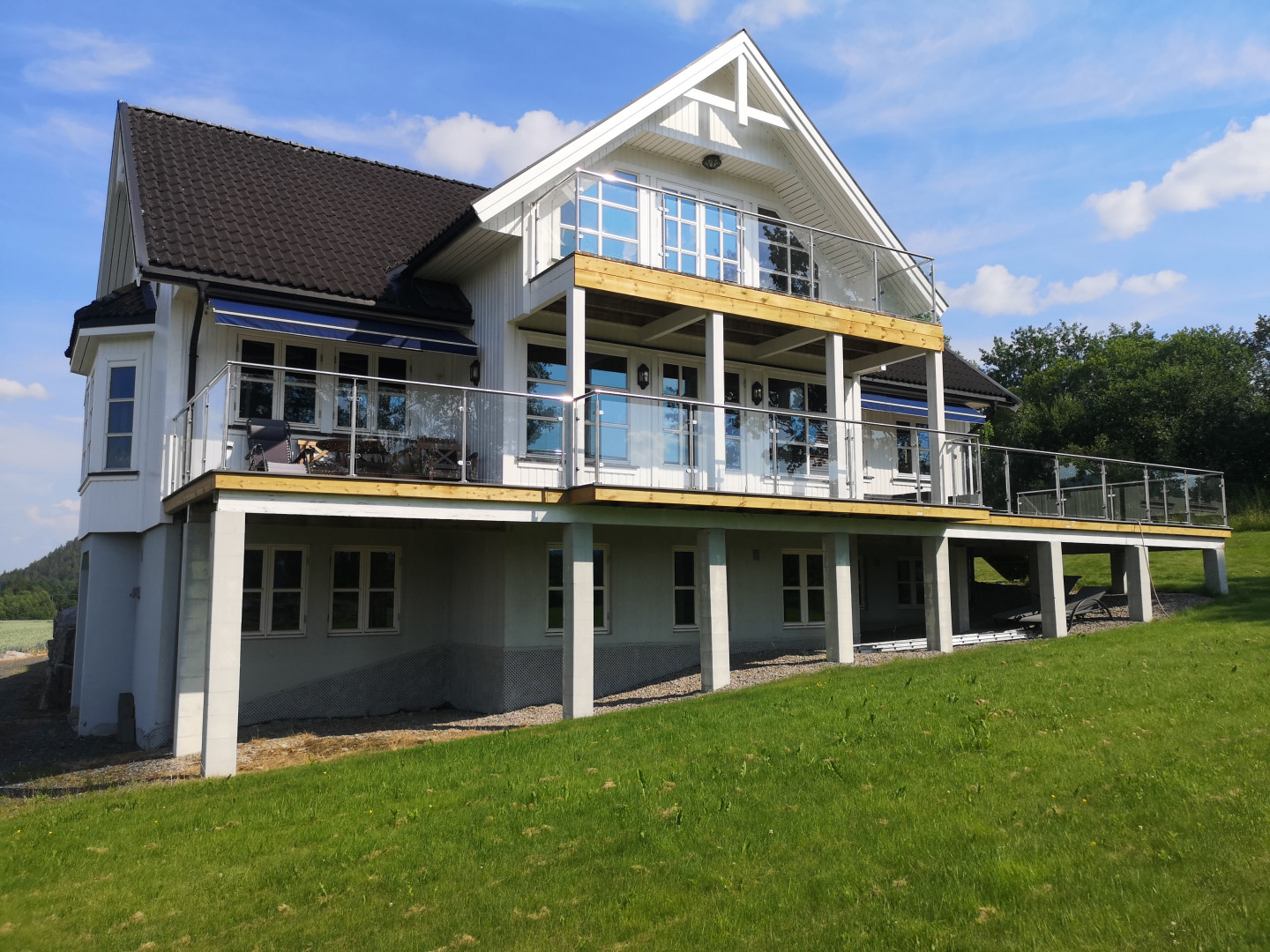 balustrada szklana balkonowa na słupkach z poręczą szkło bezbarwne