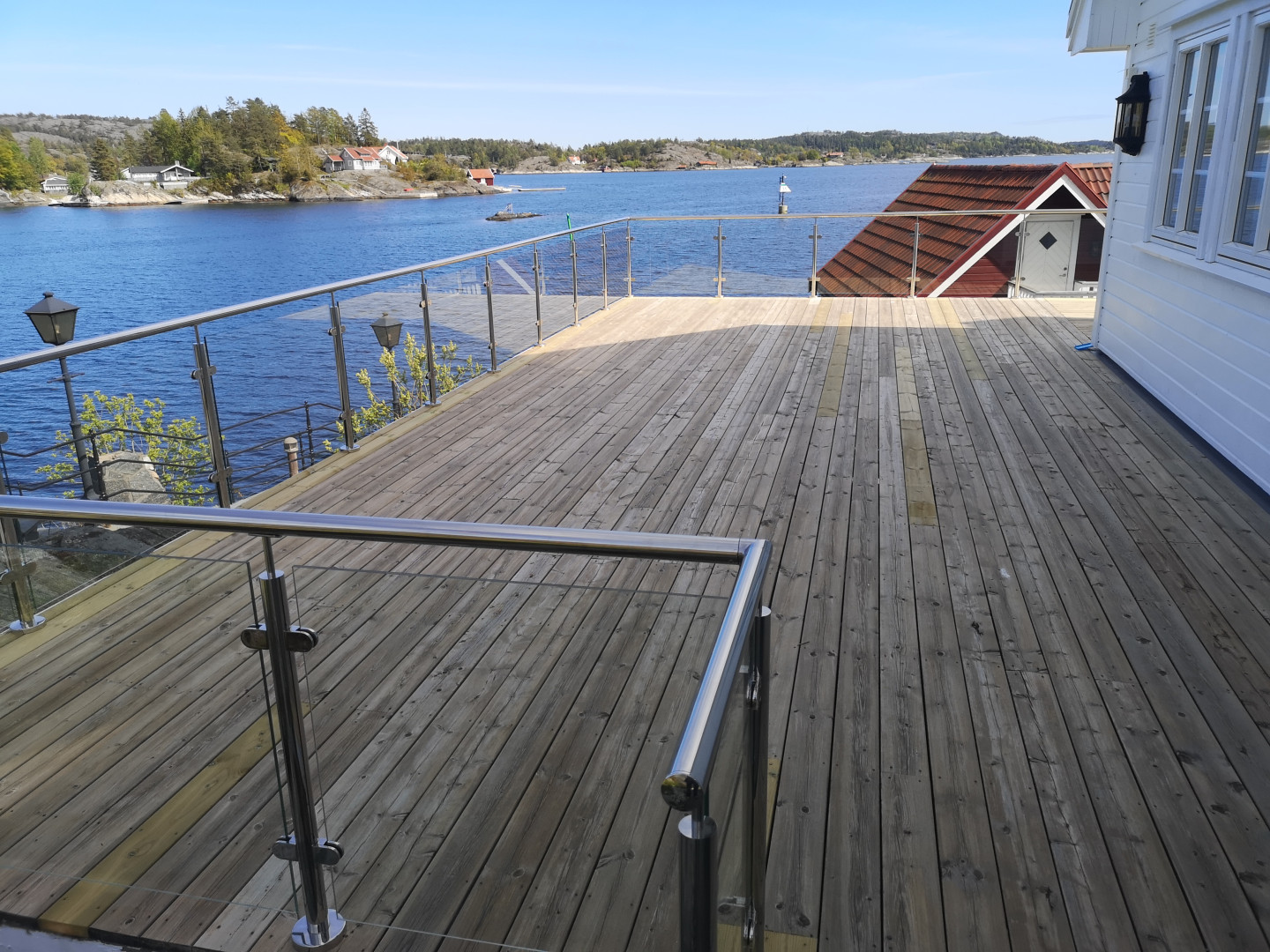 balustrada szklana balkonowa na słupkach z poręczą szkło bezbarwne