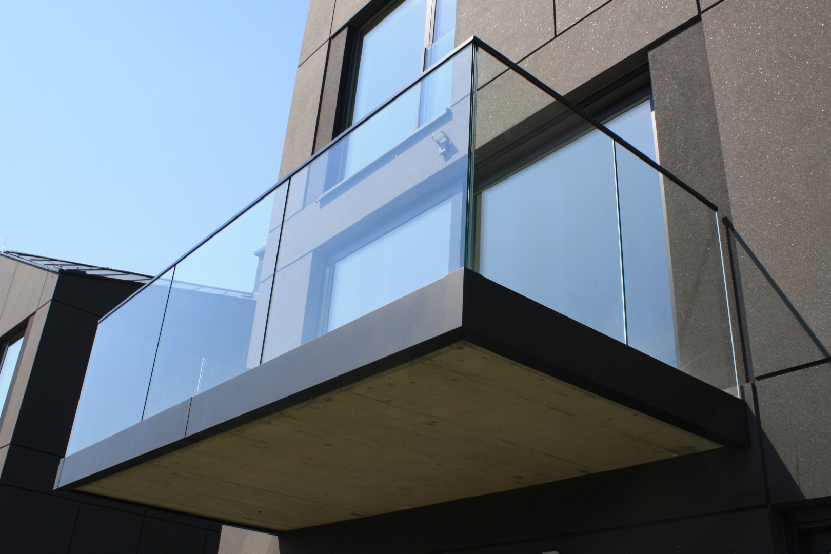 balustrada całoszklana na profilach aluminiowych