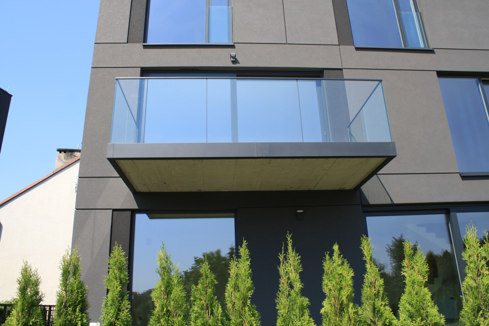 balustrada całoszklana na profilach aluminiowych