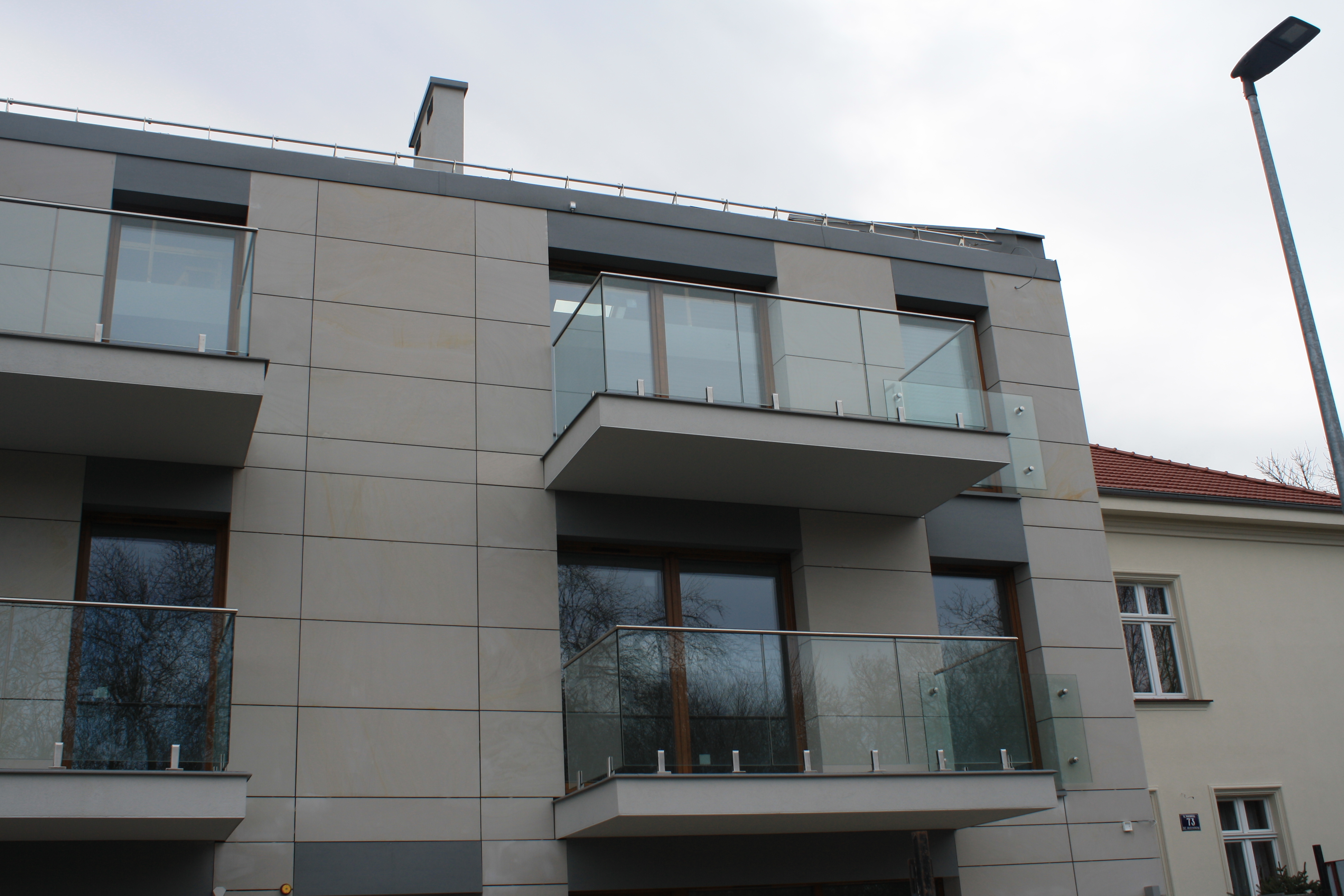 balustrada całoszklana na spigotach - realizacja Kraków ul. Rakowicka