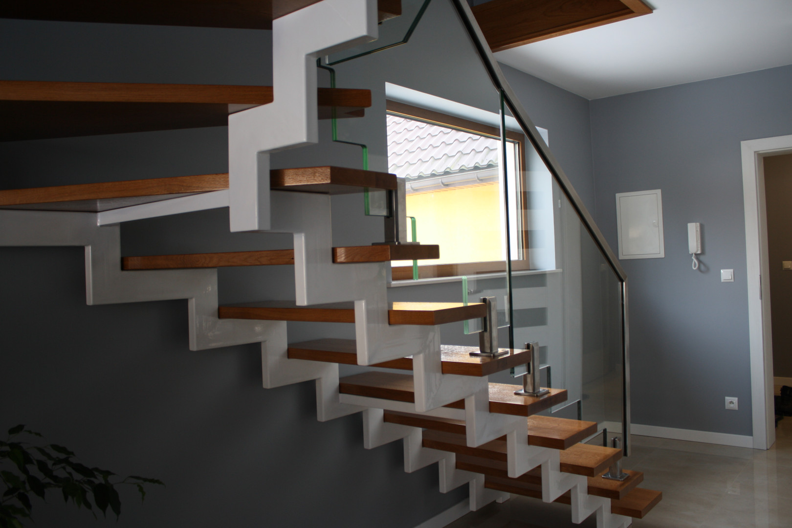 balustrada całoszklana na spigotach montowana na schodach szkło bezbarwne