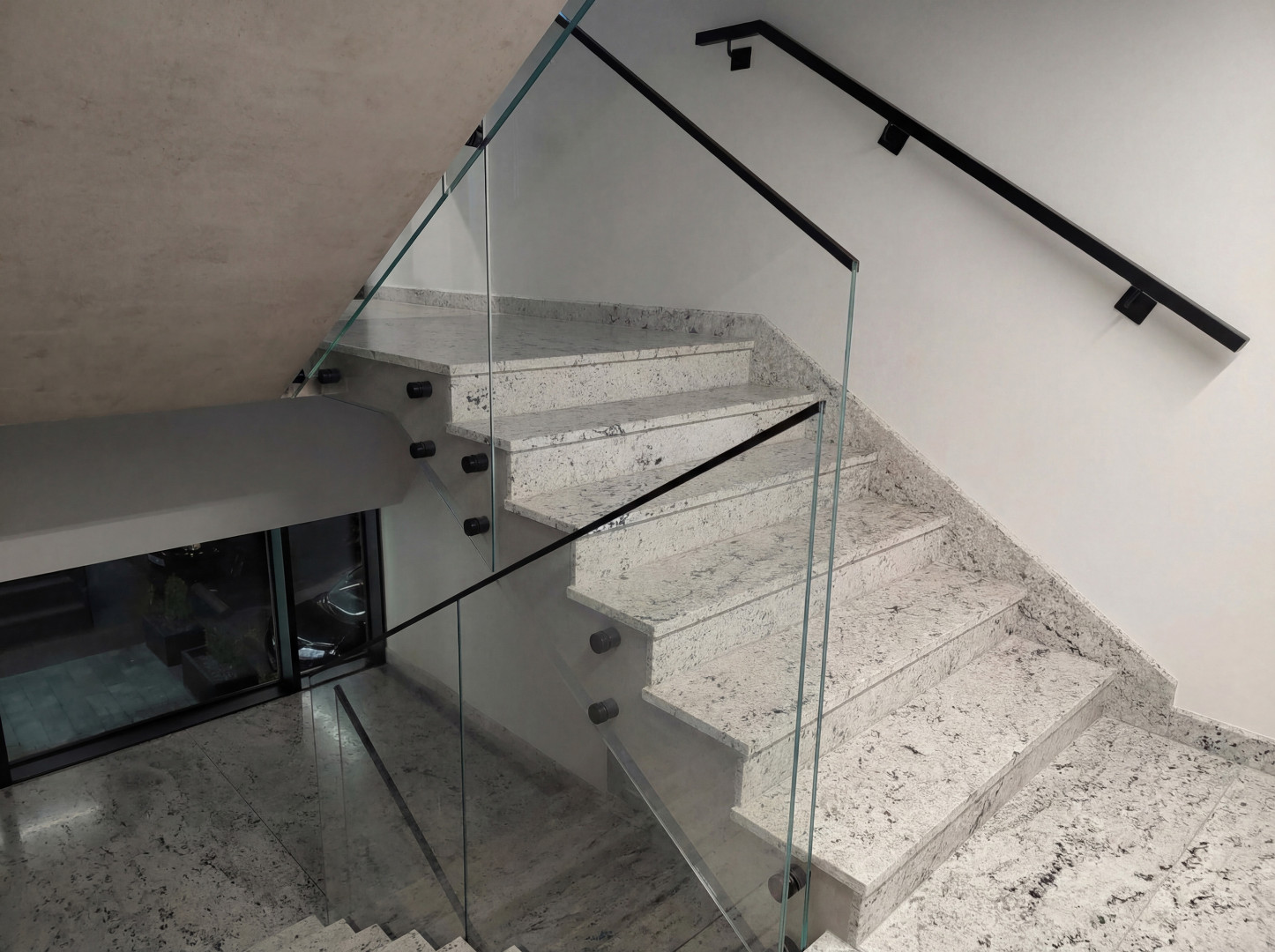 balustrada szklana an rotulach czarnych szkło optiwhite balustrada szklana an rotulach czarnych szkło optiwhite