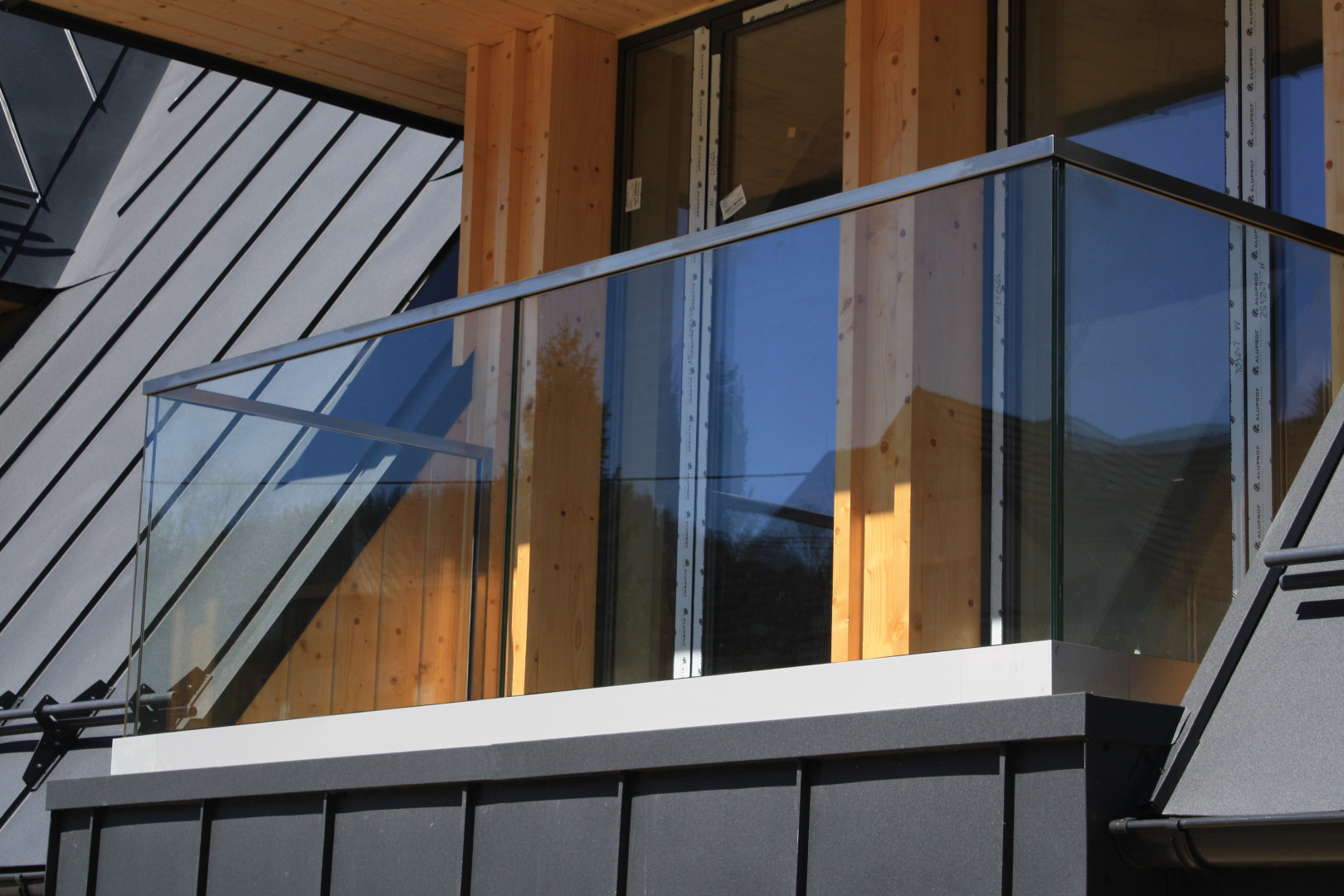 balustrada szklana balkonowa na listwie aluminiowej