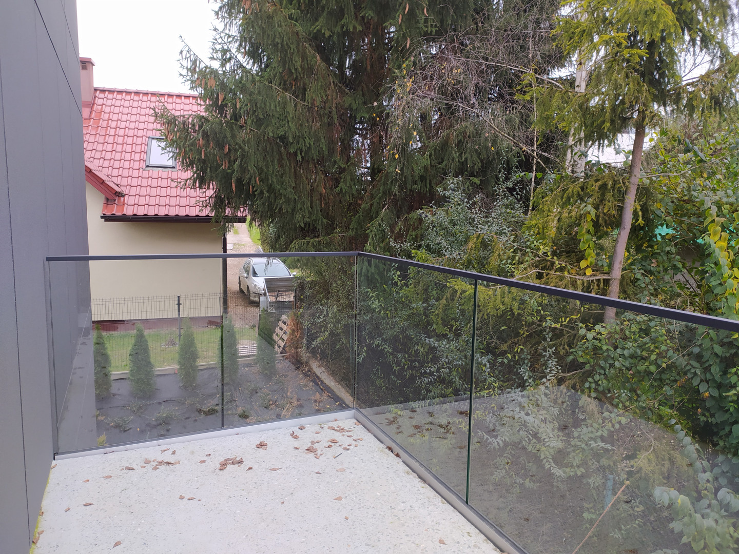 balustrada szklana balkonowa na listwie aluminiowej