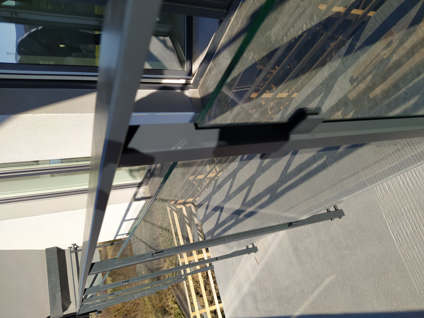 balustrada szklana balkonowa na słupkach z poręczą w stylu loft szkło bezbarwne