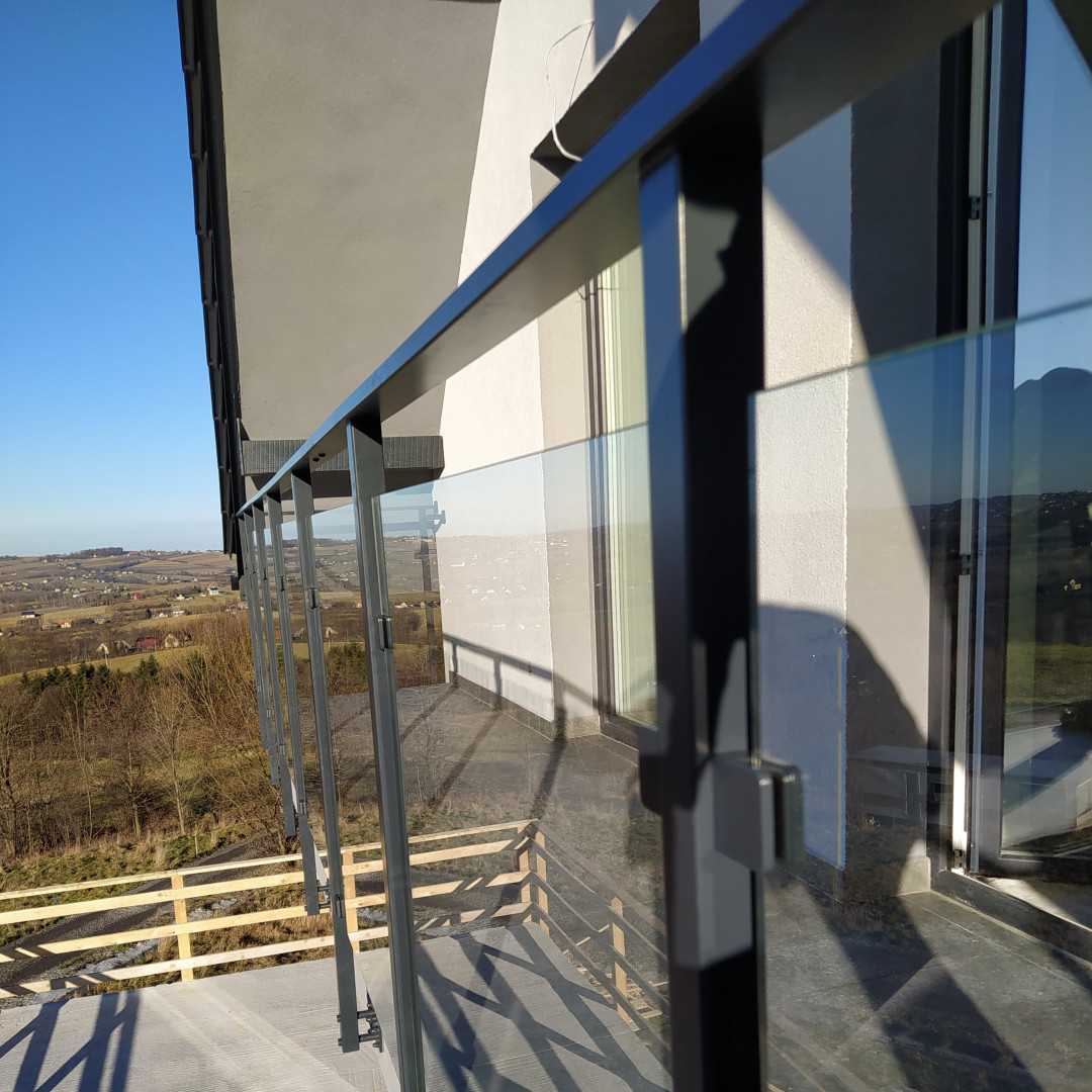 Balustrada szklana na słupkach z poręczą antracyt w stylu loft szkło bezbarwne