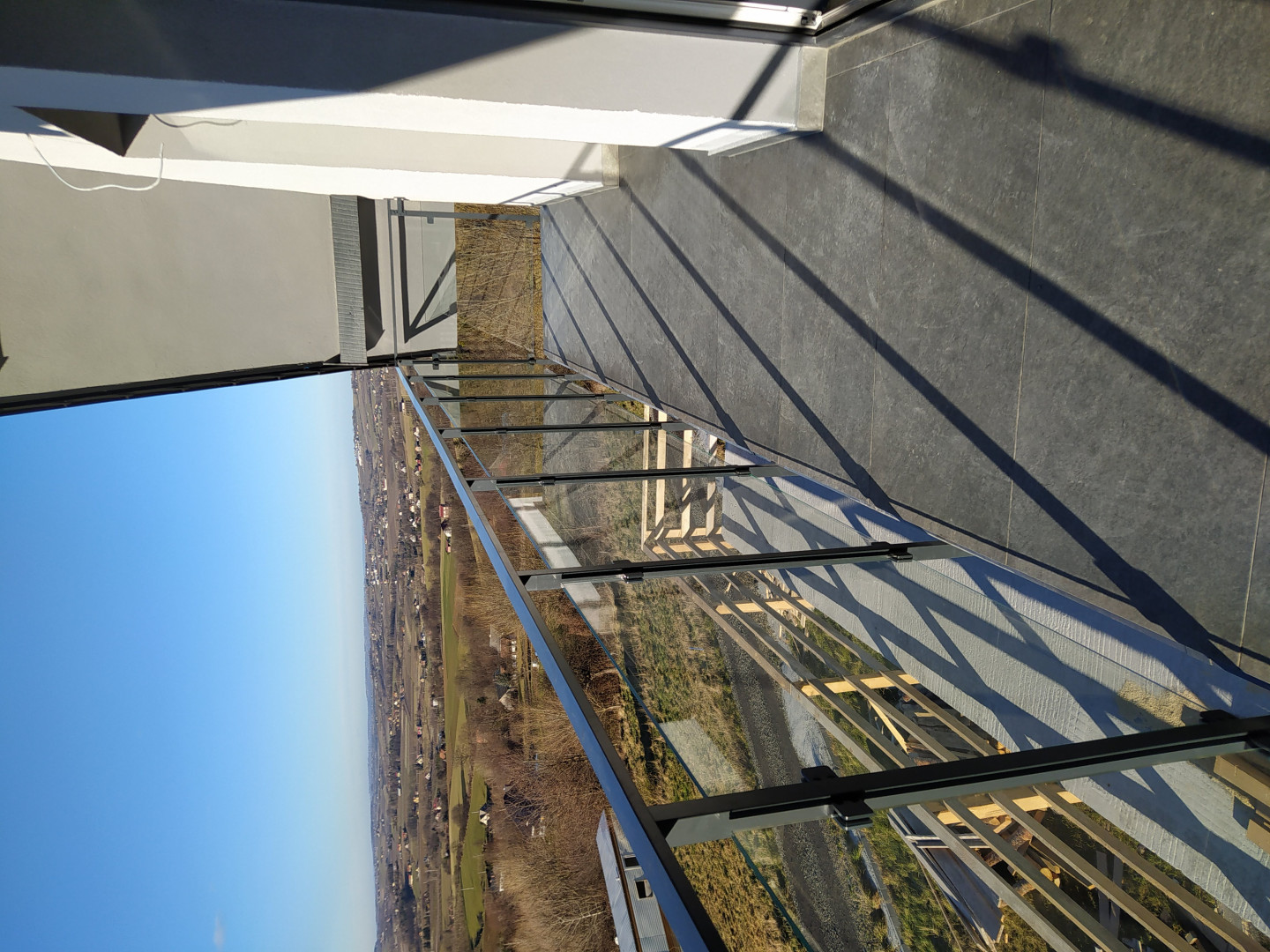 balustrada szklana balkonowa na słupkach z poręczą w stylu loft szkło bezbarwne