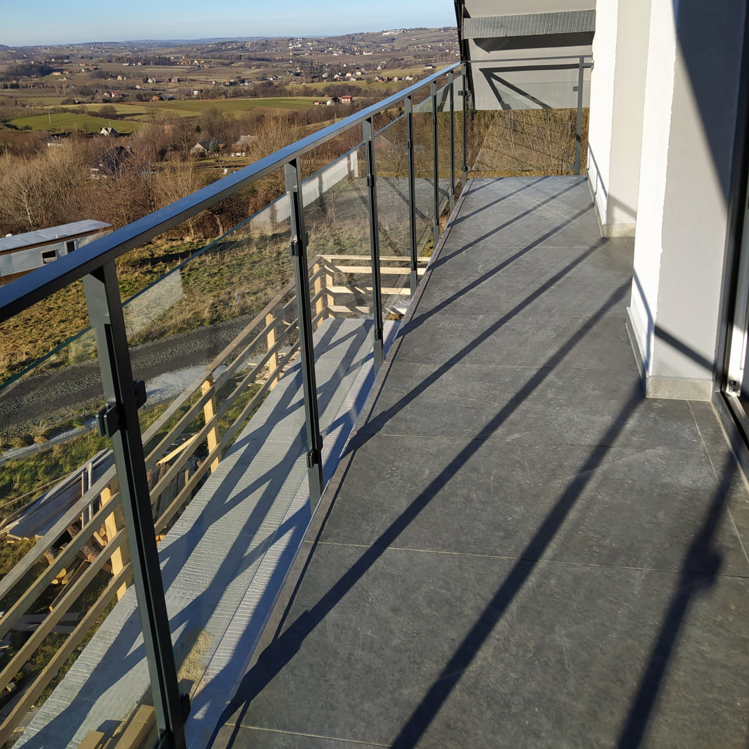 balustrada szklana balkonowa na słupkach z poręczą w stylu loft szkło bezbarwne