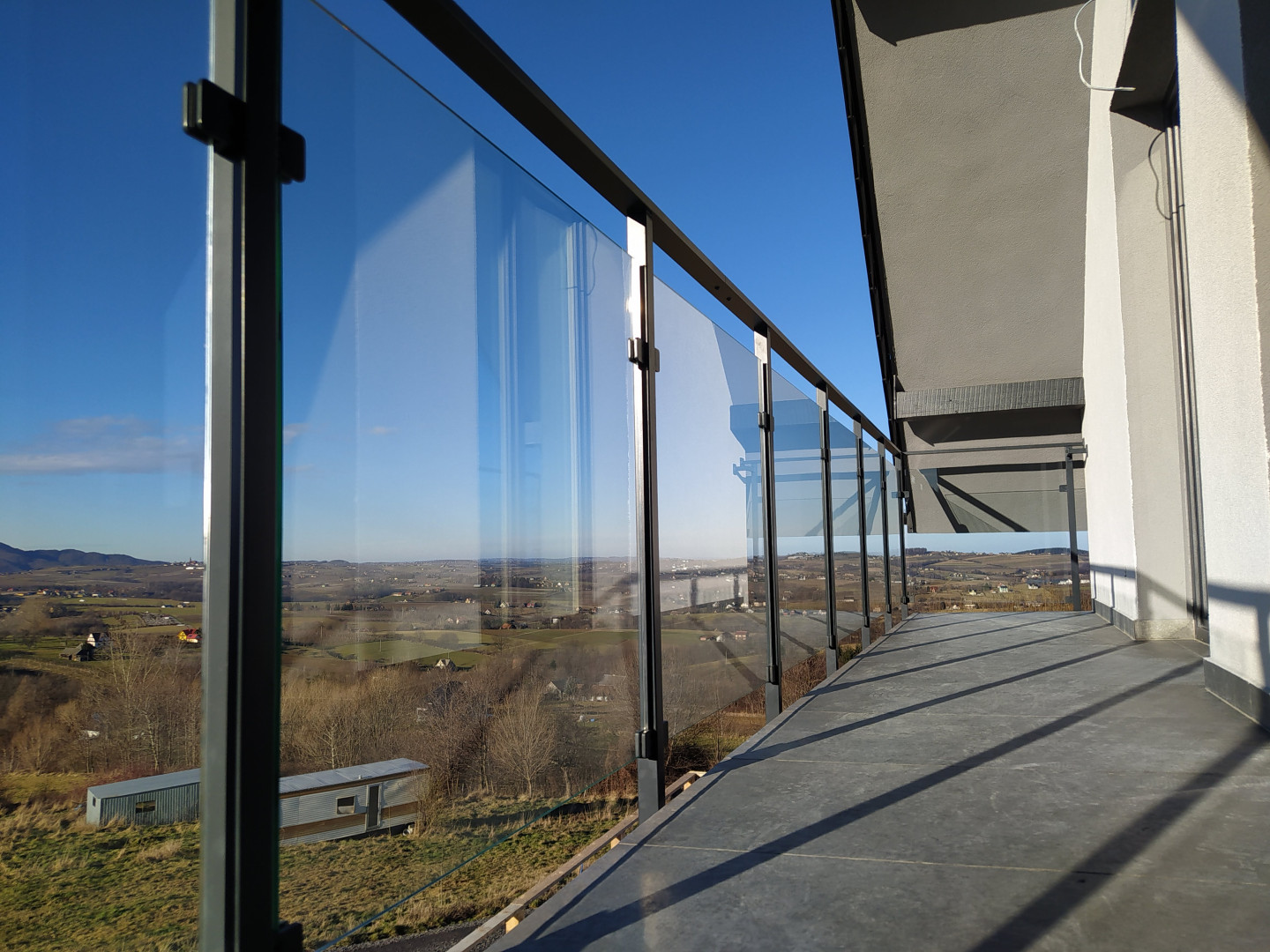 balustrada szklana balkonowa na słupkach z poręczą w stylu loft szkło bezbarwne