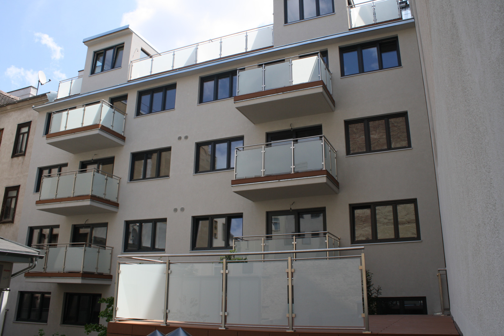 balustrada szklana balkonowa na słupkach typu bolec z poręczą - szkło mleczne