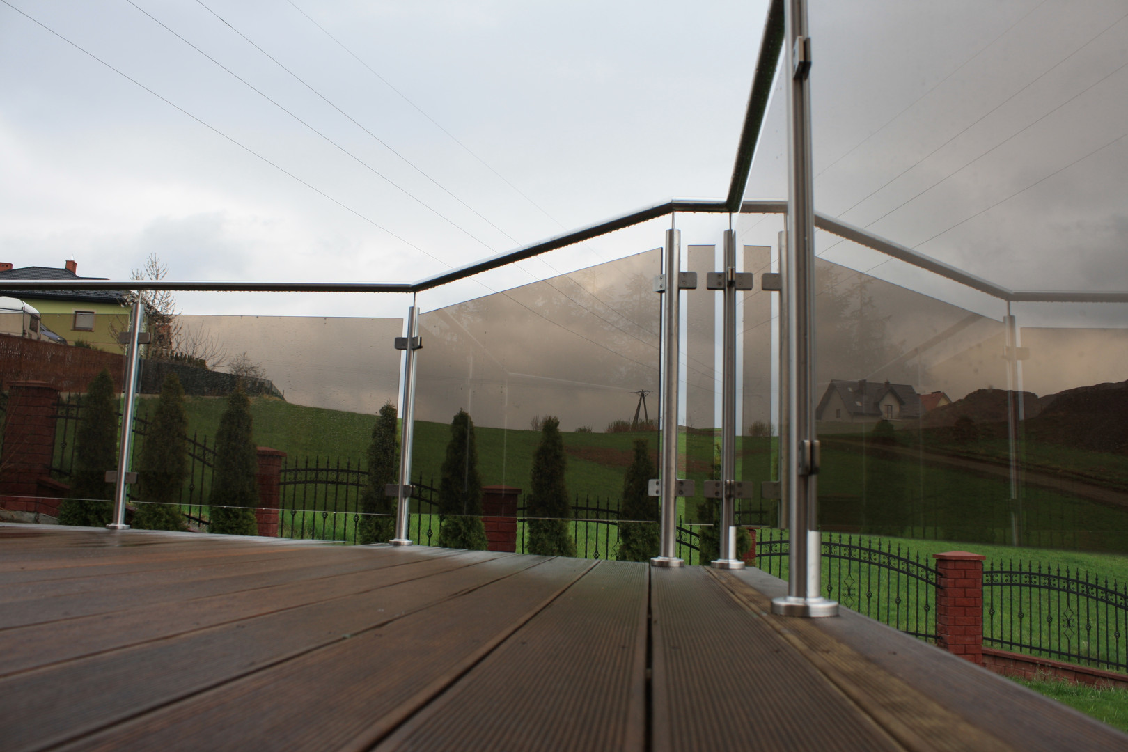 balustrada szklana na słupkach z poręczą szkło grafitowe