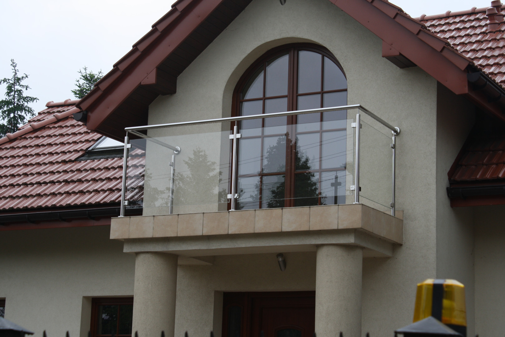 balustrada balkonowa szklana na słupkach z poręczą szkło bezbarwne