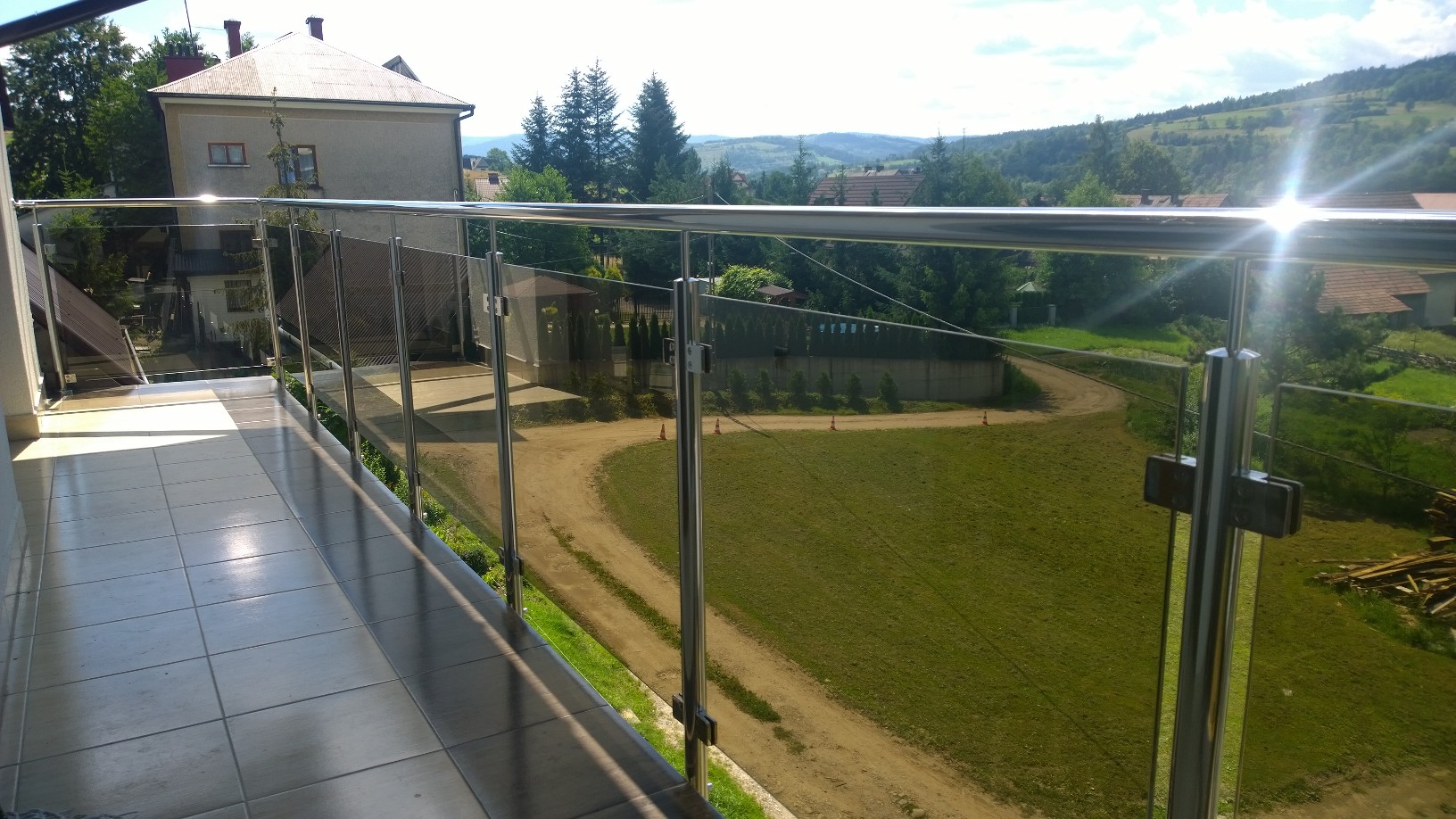 balustrada szklana balkonowa na słupkach z poręczą montaż boczny