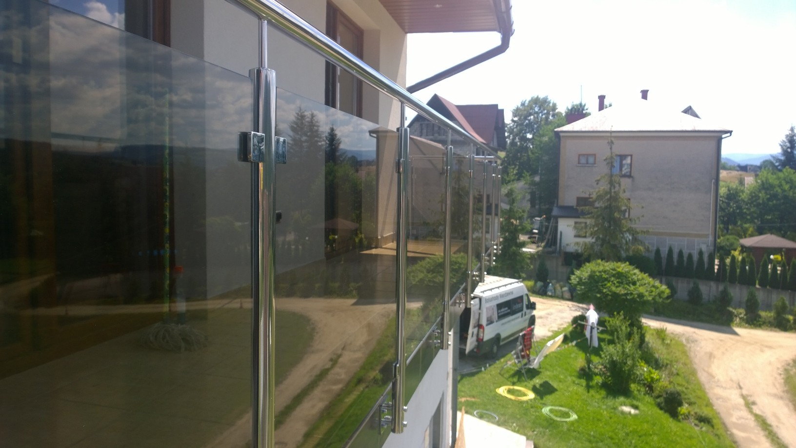 balustrada szklana balkonowa na słupkach z poręczą montaż boczny szkło bezbarwne