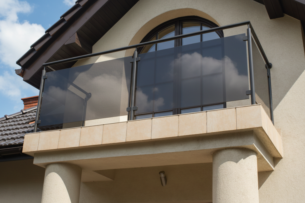 balustrada szklana balkonowa na słupkach z poręcza antracyt ral 7016 szkło grafitowe